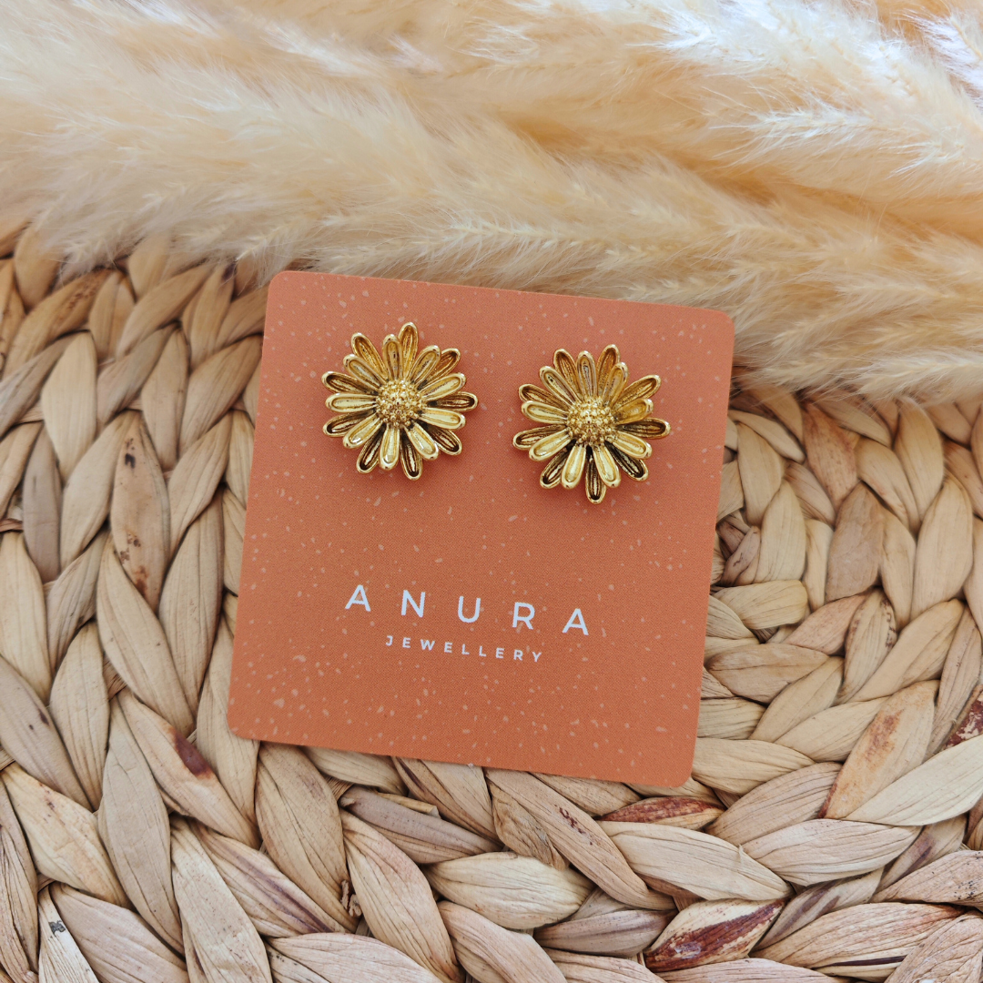 Large Chrysanthemum Studs